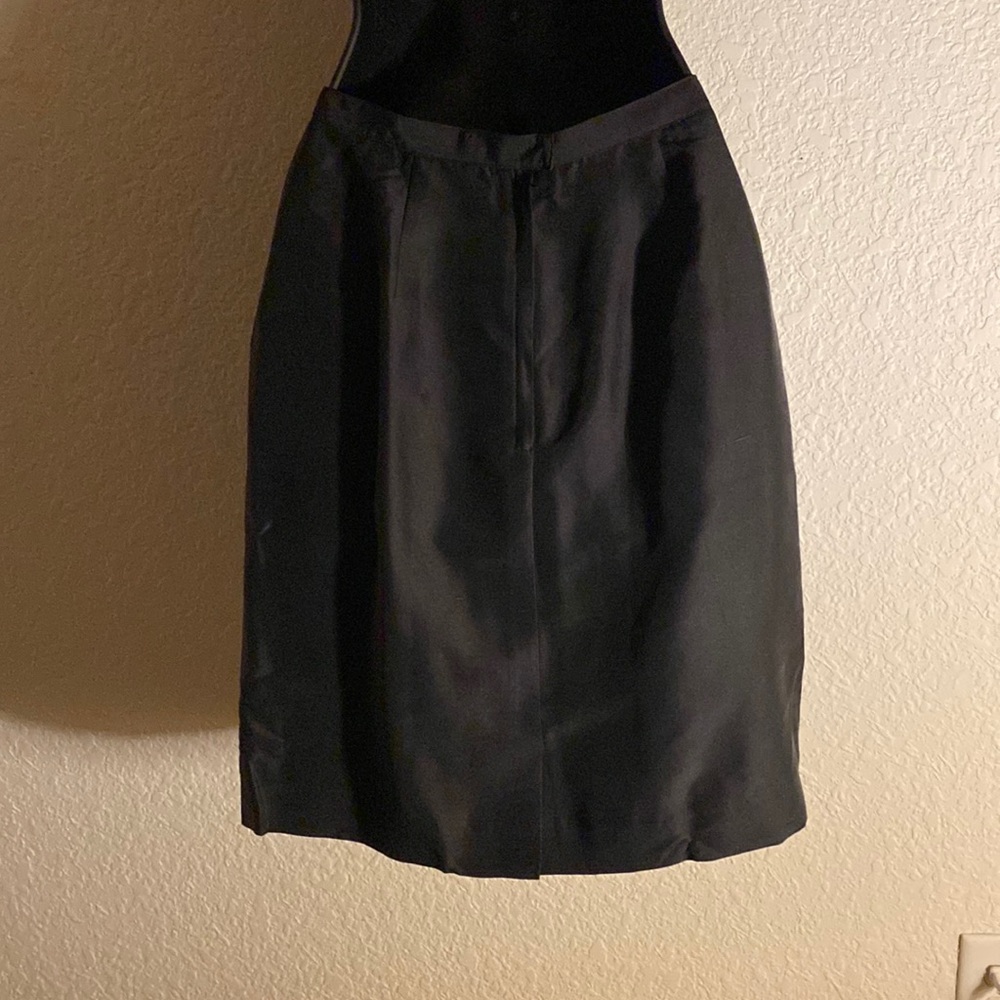 Albert Nipon. petite size 2. 100% silk. 100% acetate lining.